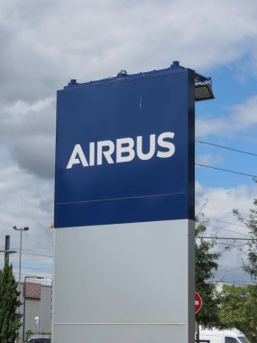 Toulouse, Fransa - Ağustos 2018 yaklaşık: Airbus logo Toulouse merkezinde önünde