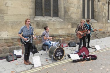 York, İngiltere - yaklaşık Ağustos 2015: rock grubu King kimse şehir merkezinin bir sokakta gerçekleştirme