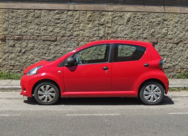 Siena, İtalya - Temmuz 2016 yaklaşık: şehir merkezinin bir sokakta park edilmiş kırmızı Toyota Yaris araba