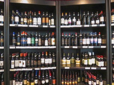 Siena, İtalya - Temmuz 2016 yaklaşık: şarap şişeleri sergilenen bir mağaza