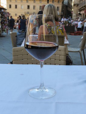 Siena, İtalya - Temmuz 2016 yaklaşık: Bir bardak kırmızı şarap