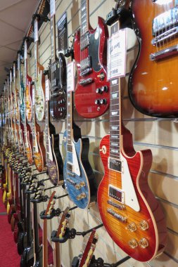 York, İngiltere - yaklaşık Ağustos 2015: Gibson elektro gitar Satılık