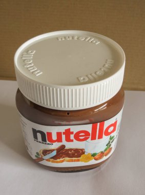 Roma, İtalya - Şubat 2015 yaklaşık: Nutella kavanozu Ferrero Nutella en iyi bilinen İtalyan ürünleri için birkaç on yıl dünya çapında biri olmuştur