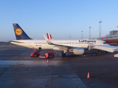Hamburg, Almanya - Kasım 2016 yaklaşık: Lufthansa Airbus A320 yatılı sırasında