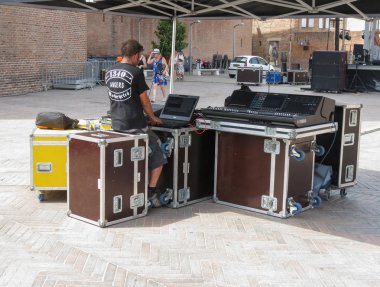 Albi, Fransa - Ağustos 2018 yaklaşık: karıştırıcı adam öğleden sonra ses kontrolü için bir konser sırasında