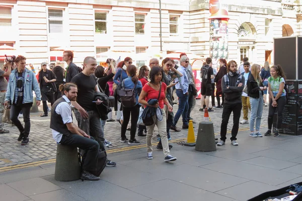 Edinburgh Scotland Circa Agosto 2015 Una Folla Persone Fringe Street — Foto Stock