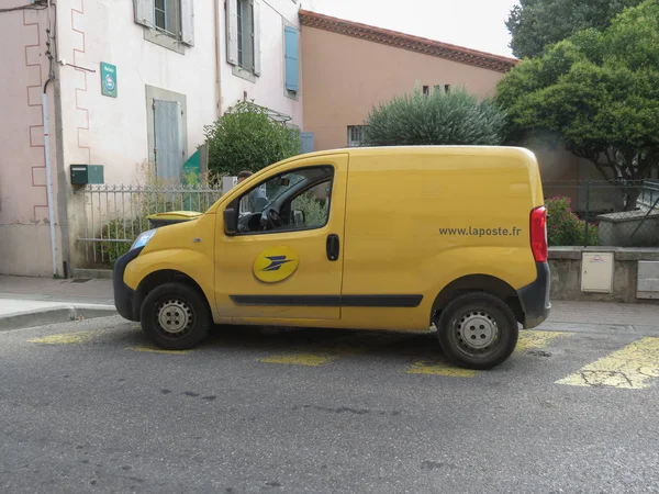 Carcassonne, Fransa - yaklaşık Ağustos 2018: La poste (Ulusal posta servisi) sarı van posta teslimi