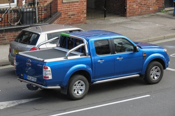 York Circa August 2015 Glossy Blue Ford Limited Pick Street — Stock Photo, Image