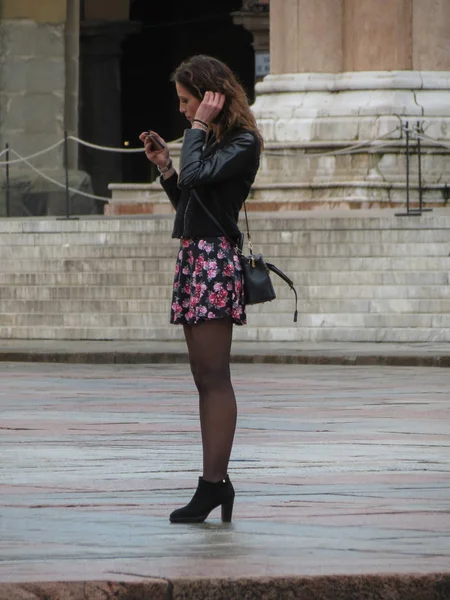 Bologna Italia Circa Abril 2018 Mujer Elegante Identificada Con Teléfono — Foto de Stock