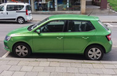 Prag, Çek Cumhuriyeti - Haziran 2016 yaklaşık: ışık yeşil Skoda Fabia araba şehir merkezinin bir sokakta park edilmiş