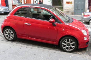 Edinburgh, İngiltere - yaklaşık Ağustos 2015: şehir merkezinin bir sokakta park edilmiş kırmızı Fiat 500 araba (yeni sürüm)