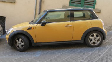 Arezzo, İtalya - Nisan 2016 yaklaşık: sarı Mini bir araba siyah tavan ile