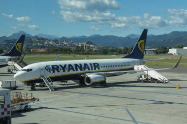 Orio Al Serio, Bergamo, İtalya - Eylül 2015 - yaklaşık Ryanair uçak Boeing 737-800 yatılı için Havaalanı hazır Park