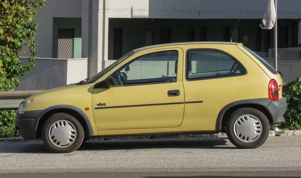 Roma Itália Circa Outubro 2015 Carro Amarelo Opel Corsa Viva — Fotografia de Stock