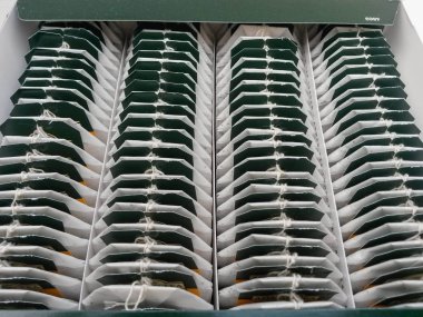 Yaklaşık Ekim 2015 - Londra, İngiltere: Ahmad çay, karton kutu içinde 100 çay poşetleri yakın çekim