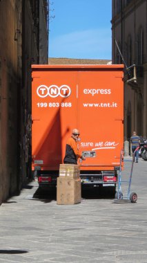 Siena, İtalya - Nisan 2016 yaklaşık: parsel İndiriyor postacı ile şehir merkezinde, bir sokakta park Tnt post van