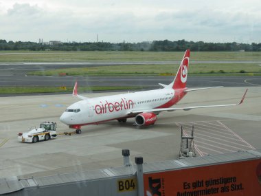 Düsseldorf, Almanya - Haziran 2012 yaklaşık: Uçak havaalanında Airberlin havayolları