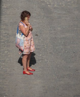 Salamanca, İspanya - yaklaşık Eylül 2018: telefonla arama bir kadın portresi