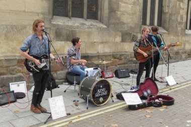 York, İngiltere - yaklaşık Ağustos 2015: rock grubu King kimse şehir merkezinin bir sokakta gerçekleştirme
