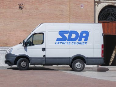 Siena, İtalya - Temmuz 2016 yaklaşık: teslim etmek için bir kare içinde park edilmiş beyaz Sda ekspres kurye van
