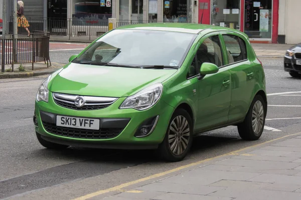 Edinburgh, İskoçya, İngiltere - yaklaşık Ağustos 2015: yeşil Vauxhall Astra araç şehir merkezinin bir sokakta.