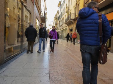 Verona, İtalya - Mart 2013 yaklaşık: insanlar çok şehir merkezinde gezinme