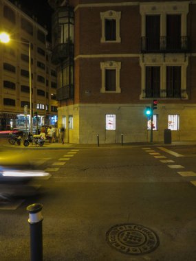 Madrid, İspanya - Ekim 2017 yaklaşık: trafik ışıkları ve gece geçerken sokak