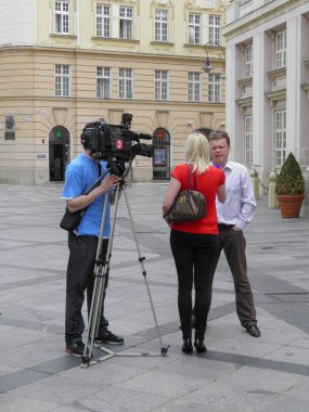 Bratislava, Slovakya - Haziran 2011 yaklaşık: tv topluluğu tarafından röportaj tanımlanamayan Slovak siyasetçi