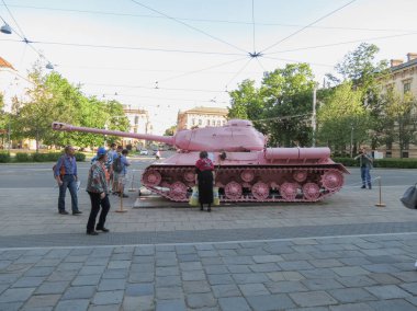 Brno, Çek Cumhuriyeti - Mayıs 2017 yaklaşık: pembe tank, tartışmalı parça çek sanatçı David Cerny tarafından 1991 yılında yayımlanan