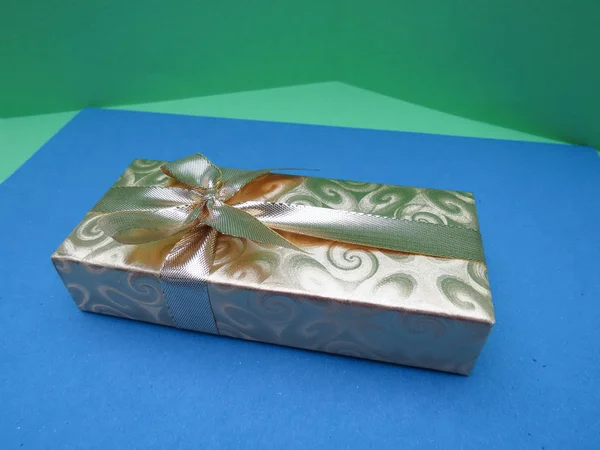 Una Elegante Caja Regalo Sobre Fondo Azul —  Fotos de Stock