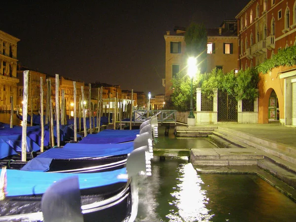 Góndolas Aparcadas Canal Venecia Por Noche — Foto de Stock