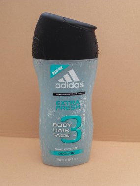 Berlin, Almanya - Haziran 2018 yaklaşık: Adidas vücut saç yüz 3 duş jeli ve şampuan