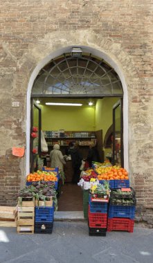 Siena, İtalya - Nisan 2016 yaklaşık: meyve meyve Dükkanı sayaçta ekranda