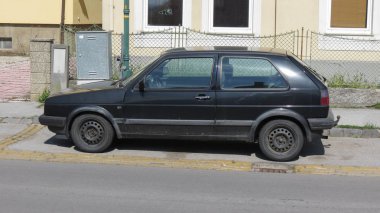 Vienna, Avusturya - Nisan 2016 yaklaşık: siyah Volkswagen Golf sokakta park edilmiş