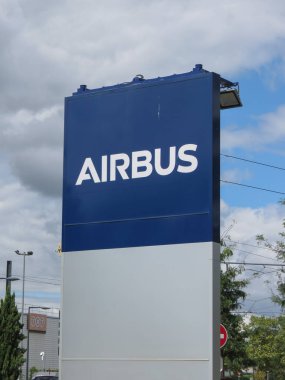 Toulouse, Fransa - Ağustos 2018 yaklaşık: Airbus logo Toulouse merkezinde önünde