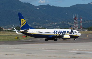 Orio Al Serio, Bergamo, İtalya - Eylül 2015 yaklaşık: Ryanair uçak Boeing 737-800 pistte kalkışa hazırlanıyor