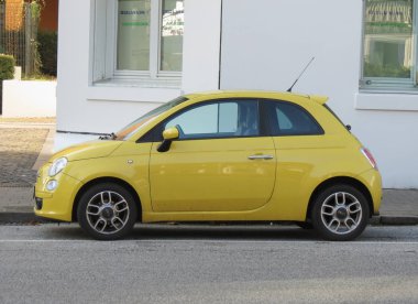 Hamburg, Almanya - Kasım 2016 yaklaşık: şehir merkezinin bir sokakta park edilmiş sarı Fiat yeni 500 araba