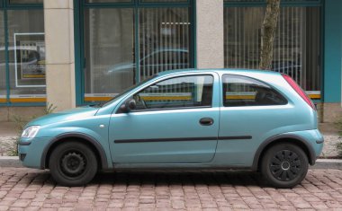 Koethen, Almanya - Mart 2016 yaklaşık: mavi Opel Corsa Swing sokakta park