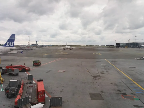 Köpenhamn Circa Juni 2016 Flygplatsens Landningsbana Med Flygplan — Stockfoto
