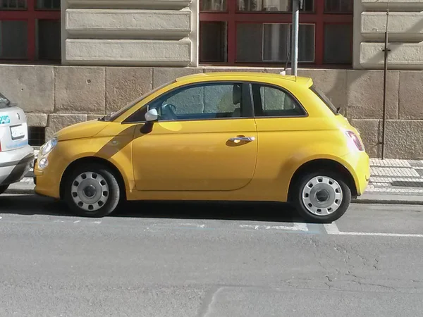 Prague República Checa Circa Junho 2015 Carro Amarelo Fiat 500 — Fotografia de Stock