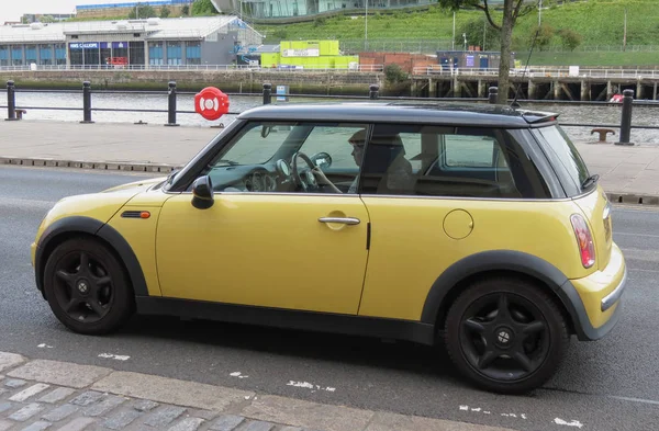 Newcastle Reino Unido Circa August 2015 Carro Amarelo Mini Cooper — Fotografia de Stock