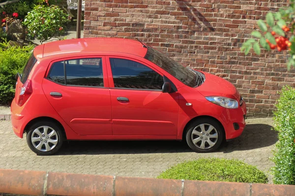 York August 2015 Roter Renault Clio Car Einer Straße Der — Stockfoto