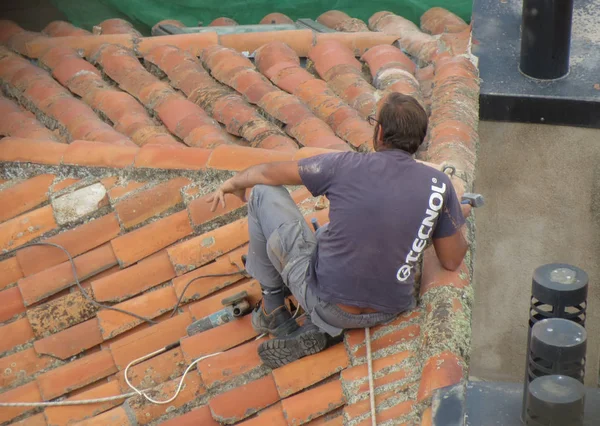 Salamanca Spain Circa September 2018 Mason Working Roof House Reparation — Stock Photo, Image