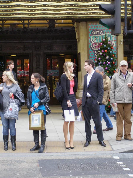 Londyn Około Listopada 2009 Osób Oczekujących Krzyż Oxford Street Wyłączonej — Zdjęcie stockowe