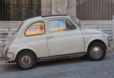 Cagliari, İtalya - Eylül 2013 yaklaşık: şehir merkezinin bir sokakta park edilmiş Fiat 500 araba