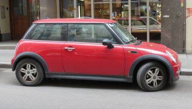 Vienna, Avusturya - Nisan 2016 yaklaşık: şehir merkezinin bir sokakta park edilmiş kırmızı Mini Cooper araba