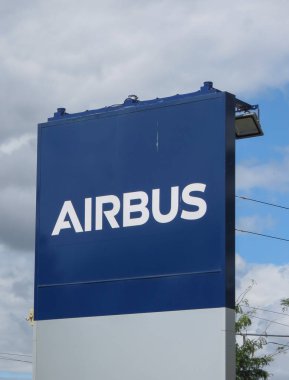 Toulouse, Fransa - Ağustos 2018 yaklaşık: Airbus logo Toulouse merkezinde önünde