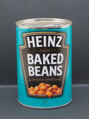 Londra, İngiltere - Eylül 2018 yaklaşık: Heinz pişmiş fasulye lezzetli domates soslu