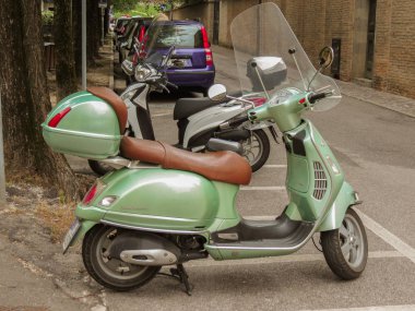Treviso, İtalya - Temmuz 2014 yaklaşık: bir sokakta park etmiş yeşil Vespa motosiklet