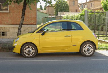 Rome, İtalya - Temmuz 2016 yaklaşık: şehir merkezinin bir sokakta park edilmiş sarı Fiat yeni 500 araba